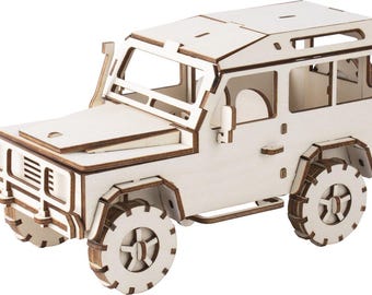 Könnte beinhalten: Ein Holzmodell eines SUVs in Hellbraun und Weiß. Das Modell hat detaillierte Ausschnitte für Fenster, Türen und Räder. Der SUV ist etwa 20 cm lang. Das Design umfasst einen Frontgrill, Seitenspiegel und einen Dachträger.