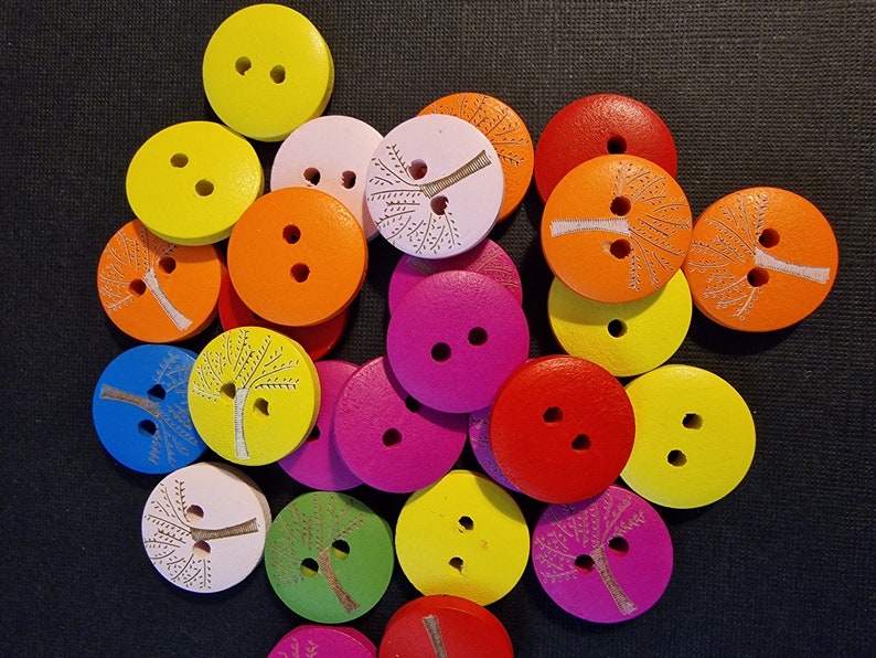 Lot de 4 boutons en bois arbres colorés image 2
