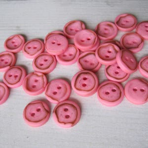 Lot de 5 boutons en résine effet faux bois rose pâle image 2