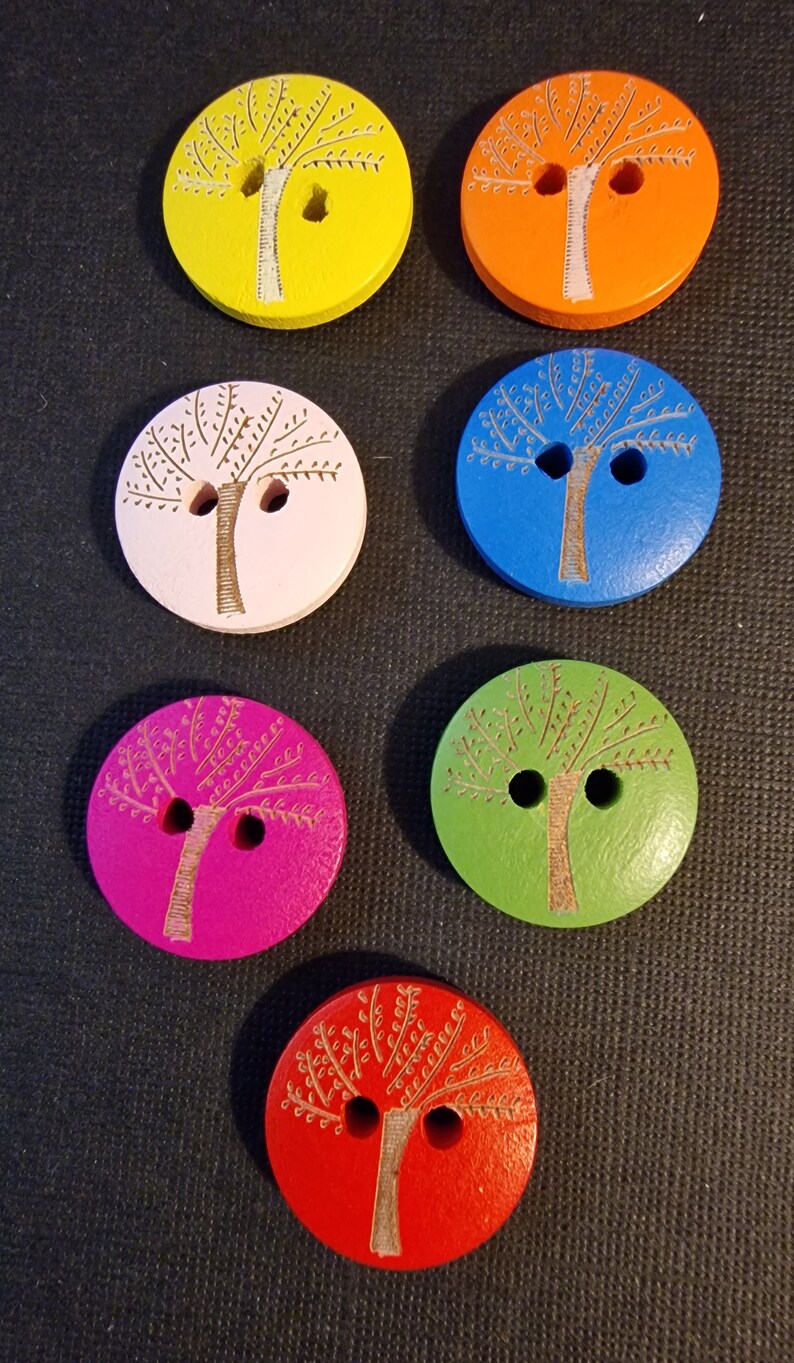 Lot de 4 boutons en bois arbres colorés image 1