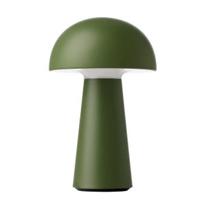 Op de afbeelding: Een groene paddenstoelvormige tafellamp met een afgeronde bovenkant en een conische basis. De lamp heeft een witte band die de boven- en onderkant scheidt. De lamp is effen van kleur en staat op een witte achtergrond.
