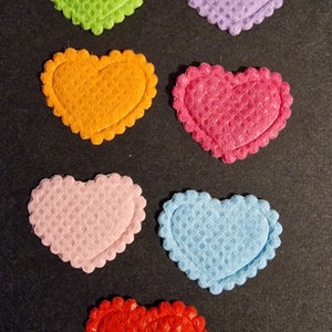 Set de 10 corazones de fieltro con adornos multicolores