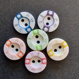 Set of 5 round acrylic buttons