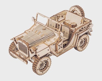 Könnte beinhalten: Ein helles Holzmodell eines Vintage-Militärjeeps. Das Modell weist eine detaillierte Konstruktion auf, einschließlich eines Frontgrills, Rädern, Sitzen und einem Ersatzreifen. Der Jeep hat eine Windschutzscheibe und einen detaillierten Innenraum. Das Modell ist aus hellem Holz gefertigt.