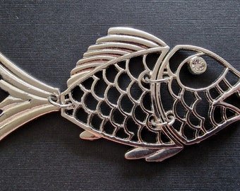 1 Large articulated fish charm