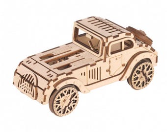 Könnte beinhalten: Ein Holzmodell eines Oldtimers mit aufwendigen, lasergeschnittenen Details. Das Auto hat ein klassisches Design mit detailliertem Frontgrill, Speichenrädern und einem Ersatzreifen hinten. Das Modell ist aus hellem Holz gefertigt.