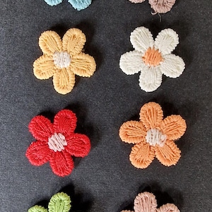 Pack of 10 Daisy Flowers - Crochet - Mixed Color - Appliques - Embellishments - 15mm