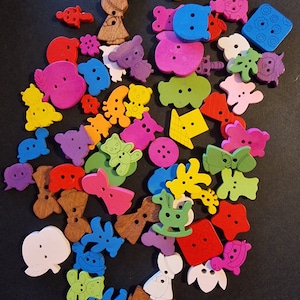 Lot de 60 boutons en bois multicolores - Motifs divers