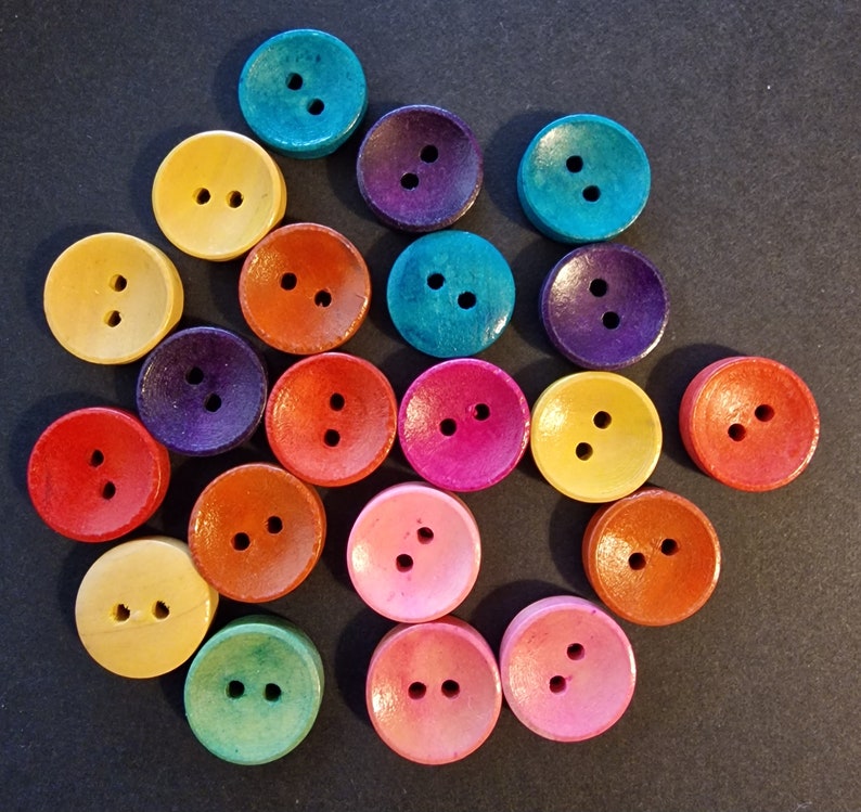 Lot de 5 boutons en bois rond colorés image 1