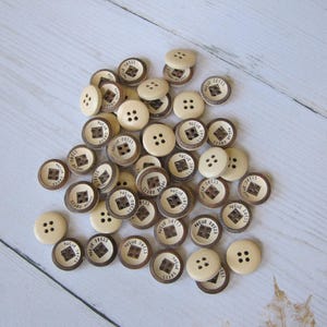 Lot de 4 boutons en bois vintage image 3