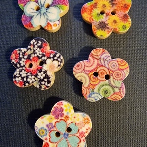 Lot de 4 boutons en bois fleurs image 1