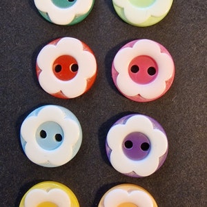 Lot de 5 boutons fleurs multicolores acryliques
