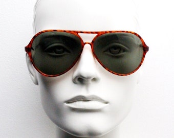 Gafas de sol de aviador vintage Carven of Paris de los años 80. Diseño de lágrima grande en un vibrante color carey con lentes verdes. Gafas de aviador para hombre. Años 70. NOS.