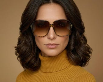 Y2k vintage square oversized womens 70s style sunglasses in tortoise slim frame with Havana brown graduating lenses. 2000s