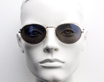 Óculos de sol ovais vintage dos anos 90. Armação oval fina e minimalista em metal dourado com lentes espelhadas azuis. NOS, nunca usado.