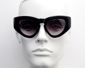 BCBG MAXAZRIA Regal Black Womens Cat Eye Gradient Sunglasses 52-18-135 H13688‎ BCBG MAXAZRIA Regal Black Womens Cat Eye Gradient Sunglasses  main image 3