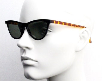 80s vintage cat eye sunglasses. Sharp angled slender black cateye face with contrasting tortoise arms. NOS cateyes