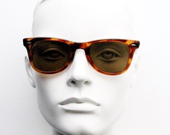 Lunettes de soleil vintage des années 70 Linda Farrow, modèle 2223. Monture écaille de couleur ambre vif avec verres marron clair. Projets de galerie de luxe