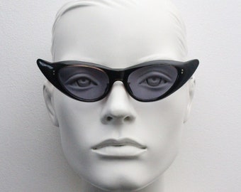 Vintage French Sharp Cateye/Angular Sunglasses, Deadstock Vintage French Sharp Cateye/Angular Sunglasses, Deadstock main image 2