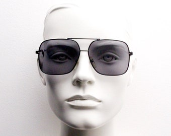 Óculos de sol aviador quadrados vintage dos anos 70. Armação de metal preto com lentes escuras. Óculos de sol aviador masculinos originais dos anos 70, estilo gota.
