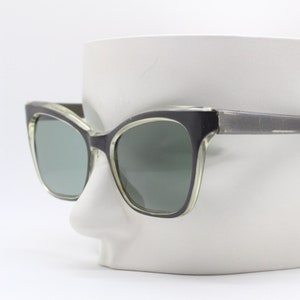 50s vintage cat eye sunglasses. Stylish sharp angled dark grey cateye frame with green lenses. 1950s womens rockabilly pin up