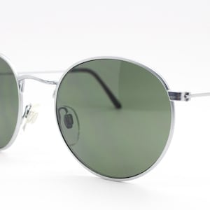 Occhiali da sole aviator modificati vintage anni &#39;90. Montatura rotonda in metallo satinato argento in stile anni &#39;60 con lenti verde scuro. NOS.