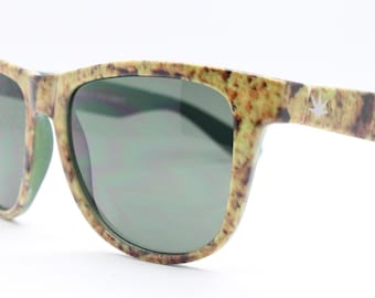 Occhiali da sole Wayfarer vintage anni 2000. Un classico intramontabile con una stampa marmorizzata molto astratta e lenti verdi. NOS. BNWT