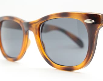 Gafas de sol estilo wayfarer vintage de los 90. Diseño clásico de los años 60 y 50 con materiales y acabados de alta calidad en carey miel. Sin usar.