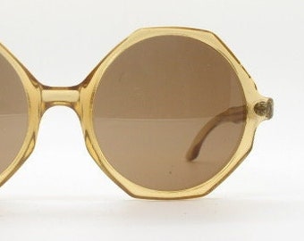 Vintage oversized octagon-zonnebril uit de jaren 60. Superschattig transparant damesmontuur van honingkleurig acetaat met bruine glazen van echt glas. Ronde zeshoek jaren 70