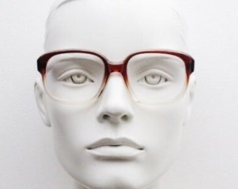 Gafas cuadradas vintage de los años 70 de RPL London. Talla mediana para hombre, montura óptica con efecto degradado de marrón a cristal. Gafas graduadas nuevas de stock antiguo. RX