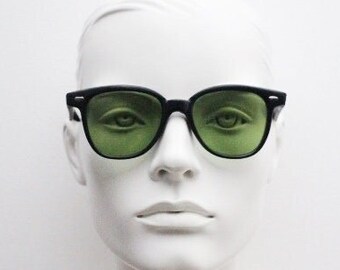 Gafas de sol vintage Linda Farrow de los años 80, modelo 4\1236. Estilo wayfarer modificado en negro mate. Montura de acetato con lentes verdes. NOS. Luxe Gallery Projects.