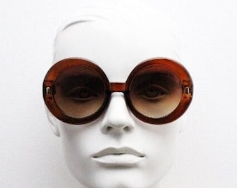 Lunettes de soleil au design vintage des années 60. Monture ronde surdimensionnée marron transparent avec verres sensuels dégradés. Femmes. Années 70. Années 2000