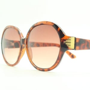 80s vintage oversized round sunglasses. Amber tortoise frame with light tone graduating lenses. Womens 70s
