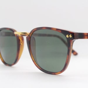 90s vintage sunglasses. Tortoise 50s, 40s style frame with green lenses. BNWT. Mens unused NOS
