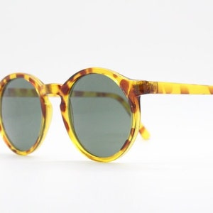 80s vintage tortoise sunglasses. 40s style round vibrant mottled honey tortoise frame with green lenses. Unused NOS