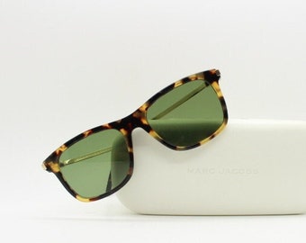 Marc Jacobs vintage wayfarer style sunglasses model 139/S. Dark brown and honey tortoise acetate frame with gold arms. Y2K
