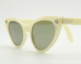 Vintage 50er Jahre Cat Eye Sonnenbrille. Animiertes weißes Katzenauge mit grünen Luxus Echtglaslinsen. Damen Rockabilly Katzenaugen. 40er Jahre Pin up
