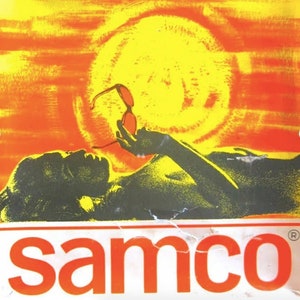 Może przedstawiać: Winietkowe ogłoszenie dla Samco przedstawiające sylwetkę osoby w okularach przeciwsłonecznych leżącej na plaży z jasnym żółtym słońcem w tle.