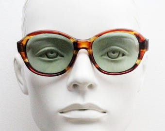60s medium sized round vintage sunglasses. Mottled honey brown acetate frame with luxury green glass lenses. Mens mod Thomas Crown. NOS
