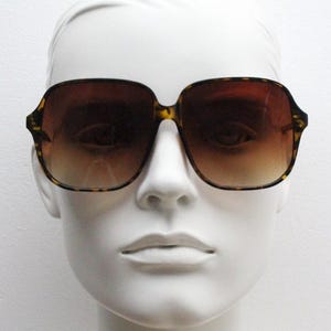 Y2k vintage square oversized womens 70s style sunglasses in tortoise slim frame with Havana brown graduating lenses. 2000s