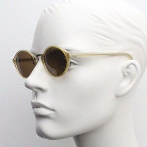Gafas de sol ovaladas vintage de los 90. Montura color crema perlado estilo años 20 y 30 con lentes marrones. BNWT. Sin usar.