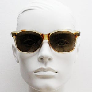 Vintage ronde jaren 40 wayfarer-designzonnebril van Derwent Optical. Transparant gevlekt bruin montuur met glazen van echt glas. Jaren 50 heren