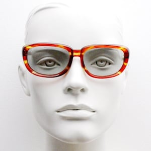 60er Jahre Vintage Sonnenbrille. Braun gestreifter Acetatrahmen mit hellgrauen Echtglaslinsen. Gute Größe für Herren Katzenauge. nr