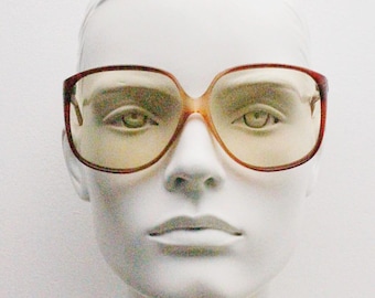 Duże, kwadratowe okulary przeciwsłoneczne w stylu vintage z lat 70., wyprodukowane we Włoszech. Przezroczysta, brązowa oprawka z octanu z luksusowymi, jasnymi, polaryzującymi soczewkami z prawdziwego szkła.
