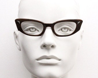 Könnte beinhalten: Eine braune Cat-Eye-Brille mit klaren Gläsern.