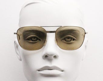 Gafas de sol de aviador cuadradas vintage de los años 60. Montura ligera de metal dorado con lentes auténticas en marrón claro. Gafas de aviador modernas para hombre. Años 70.