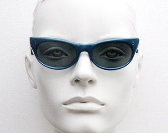 Samco 50s vintage cat eye sunglasses made in Italy. Women's pointed cateye in blue with luxury real glass lenses. 60s. NOS. One off sample