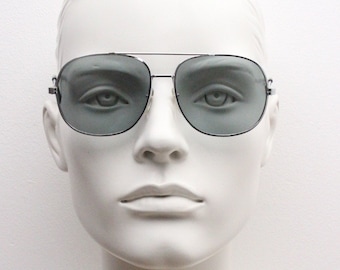 Gafas de sol de aviador cuadradas vintage de los años 70. Montura de metal plateado con lentes de cristal mineral auténtico gris. Gafas de aviador modernas para hombre. Sin usar, años 60.