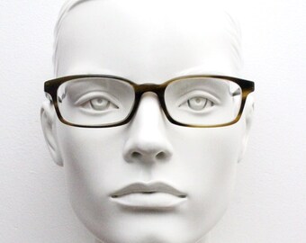 Gafas de sol estilo wayfarer de Oliver Peoples, modelo OV 5001. Hechas a mano en Italia. Montura rectangular de carey. Gafas graduadas.