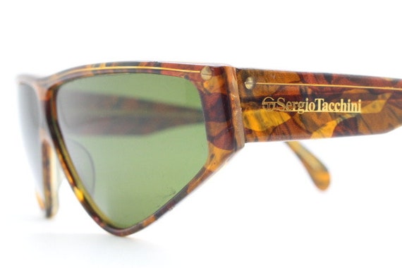 Gafas de sol con escudo vintage de los anos 80 Sergio Tacchini fabricadas en Italia. Montura plana de acetato marron moteado con patillas grandes y lentes verdes. NOS Etsy Espana